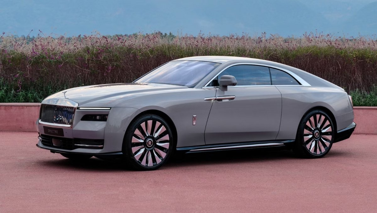 Rolls-Royce Spectre: 530 किमी रेंज और करीब ₹7.5 करोड़ की इलेक्ट्रिक लक्ज़री का कमाल
