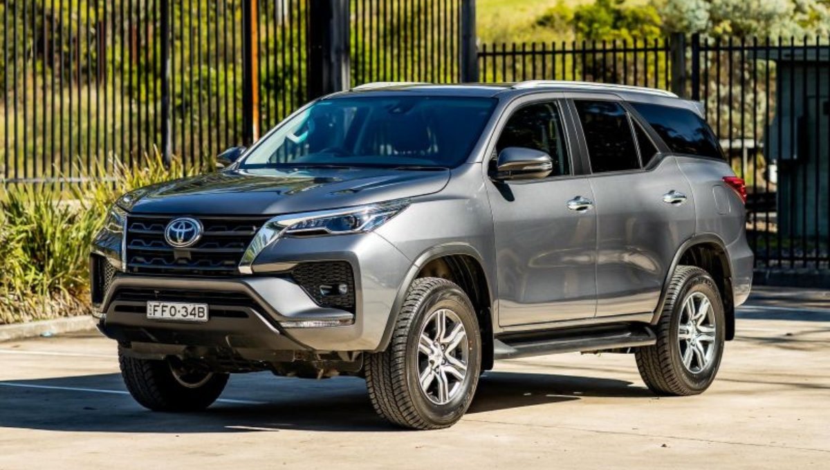 Toyota Fortuner: दमदार इंजन, शानदार फीचर्स और ₹33 लाख से शुरू कीमत