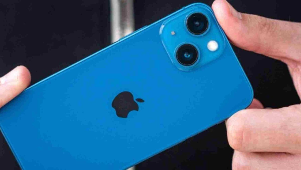 iPhone 13: अब सिर्फ ₹43,900 में 2025 में भी क्यों है यह स्मार्टफोन एक स्मार्ट चॉइस