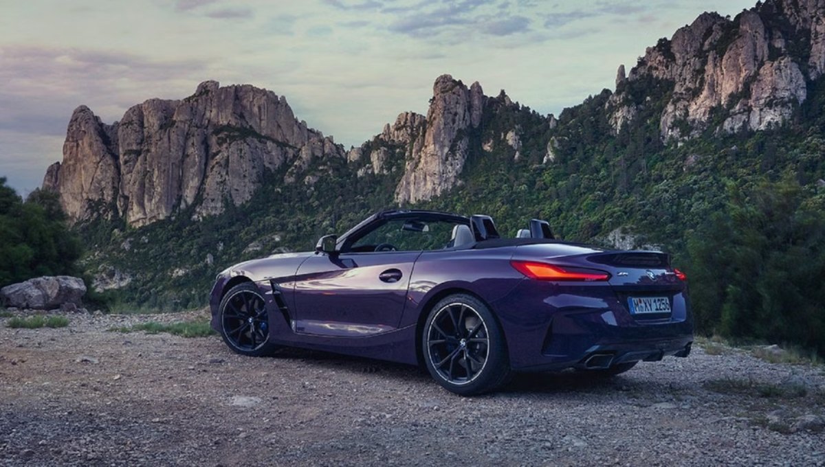 BMW Z4 2025: ₹90 लाख से शुरू, दमदार फीचर्स और 250 kmph की स्पीड वाली लग्जरी स्पोर्ट्स कार