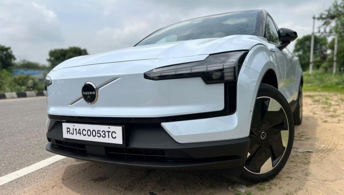 Volvo EX30: 25 km प्रति चार्ज माइलेज और ₹35 लाख कीमत में शानदार इलेक्ट्रिक एसयूवी