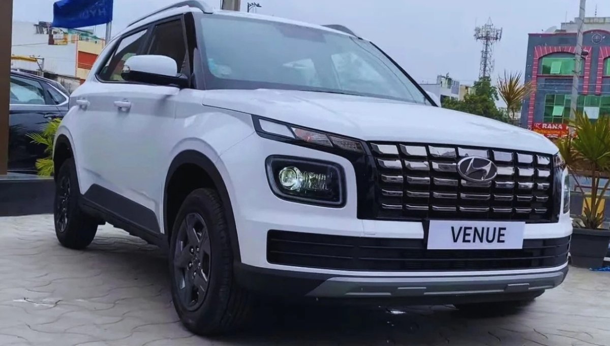 Hyundai Venue 2025: शानदार 18 km/L माइलेज और ₹7.26 लाख से शुरू होने वाली कीमत के साथ लॉन्च