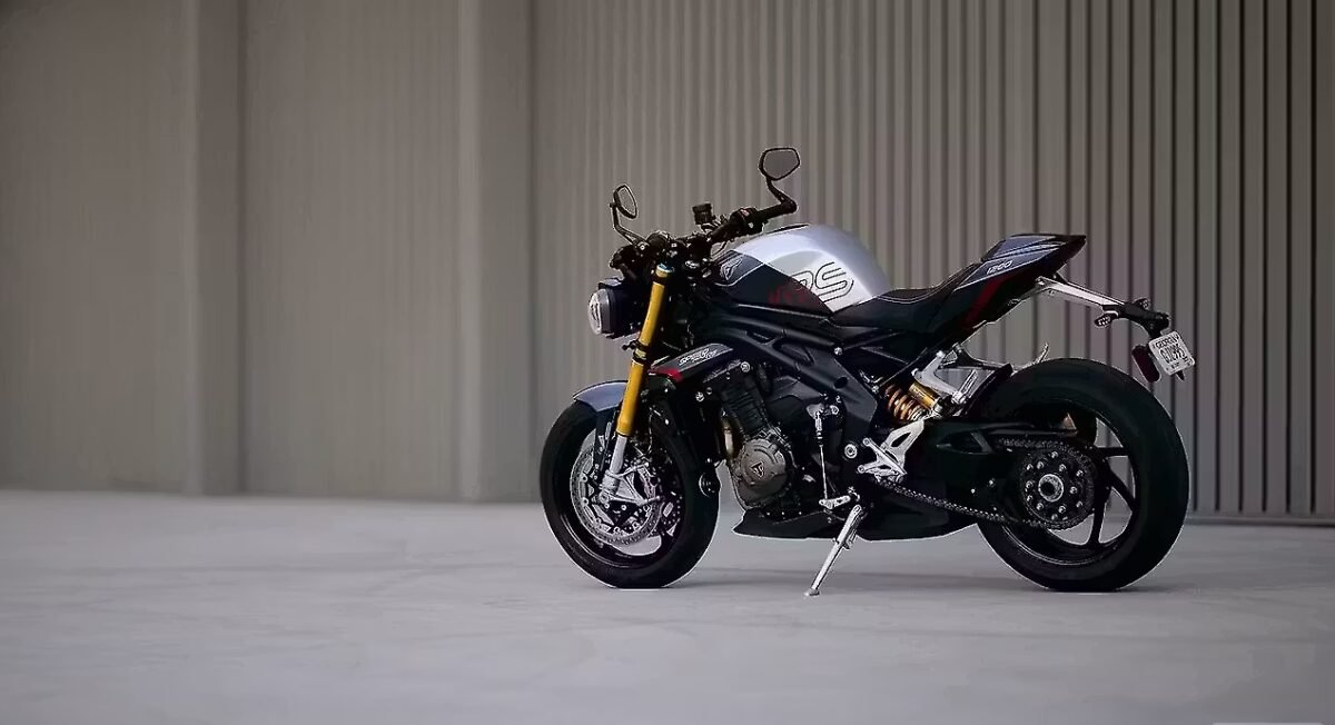 Triumph Speed Triple 1200 RX: ₹23 लाख की लिमिटेड एडिशन बाइक, Akrapovic Exhaust और 199kg वजन के साथ बनी दुनिया की सबसे एक्सक्लूसिव Streetfighter